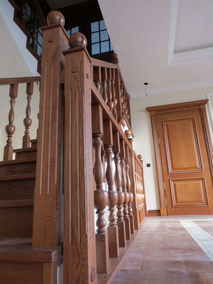 Классическая облицовка лестниц с изящными стойками