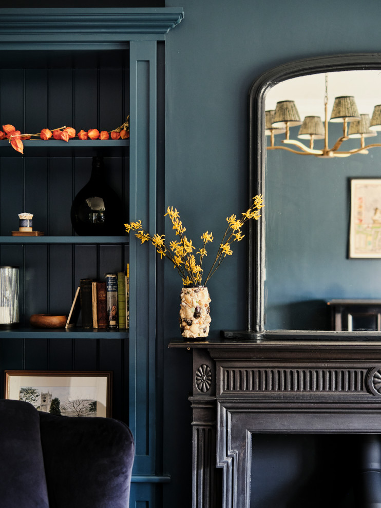 Modelo de sala de estar con rincón musical cerrada tradicional renovada de tamaño medio con paredes azules, suelo de madera en tonos medios, todas las chimeneas, marco de chimenea de metal y suelo marrón