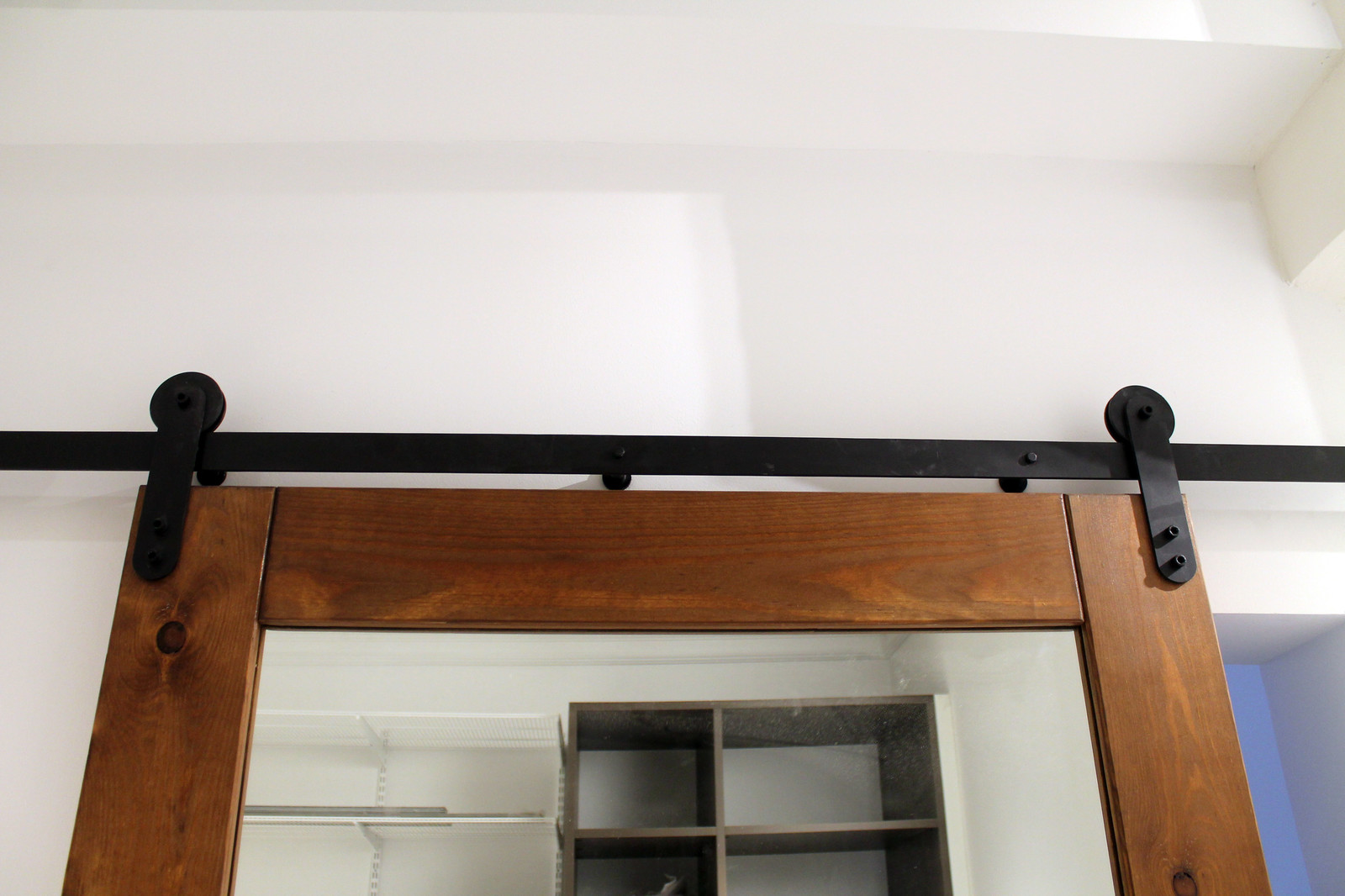 Амбарная дверь с зеркалом