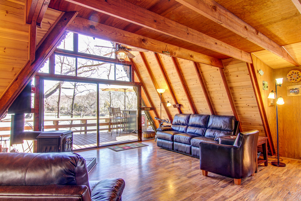 Inspiration for a rustic home design remodel in St Louis