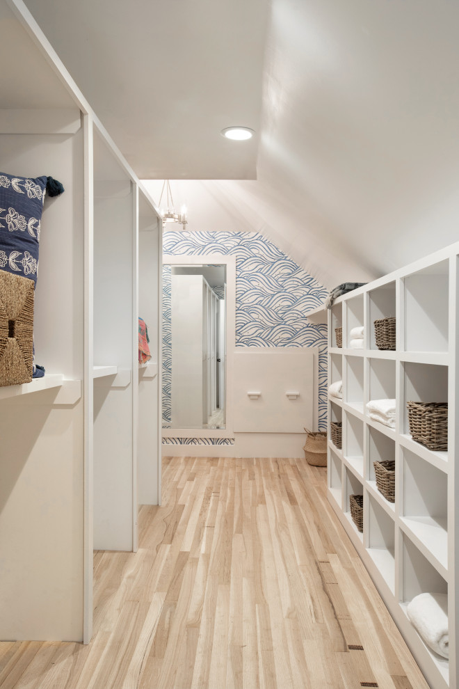 Idéer för walk-in-closets för könsneutrala, med öppna hyllor, vita skåp, ljust trägolv och beiget golv
