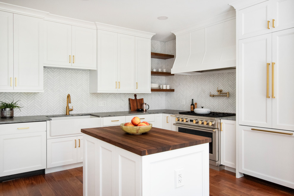 Inspiration för ett mellanstort vintage grå grått kök, med en rustik diskho, luckor med infälld panel, vita skåp, bänkskiva i kvartsit, vitt stänkskydd, stänkskydd i marmor, rostfria vitvaror, mellanmörkt trägolv, en köksö och brunt golv