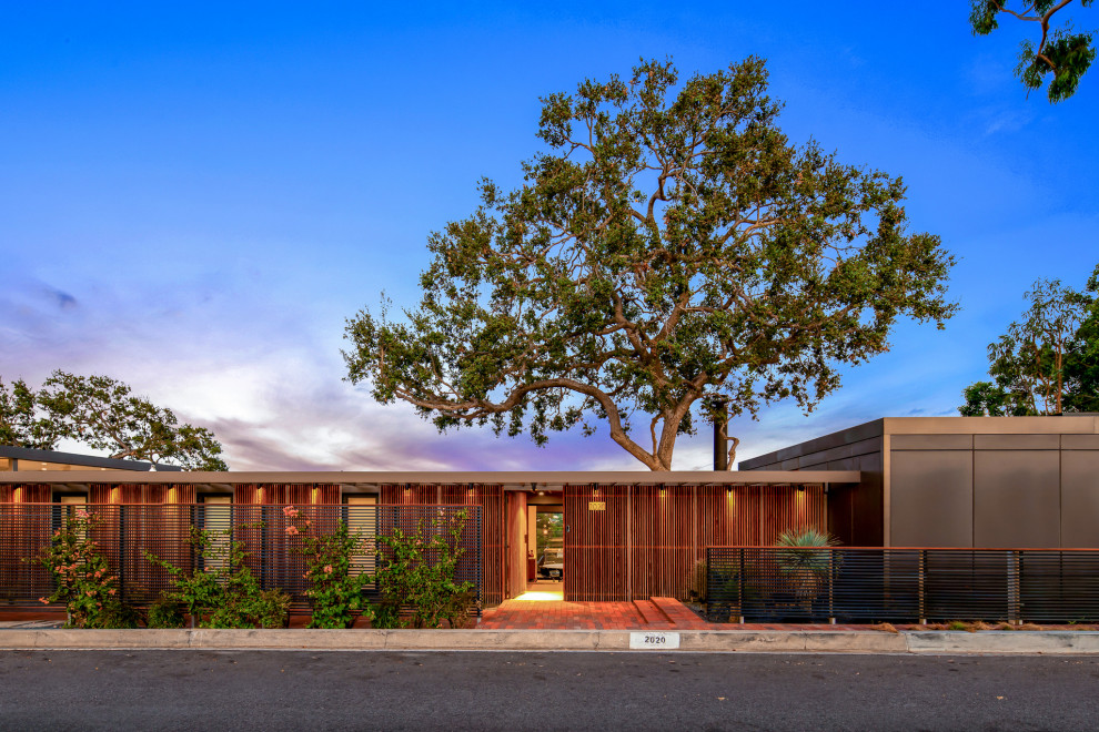 Design ideas for a midcentury exterior in Los Angeles.