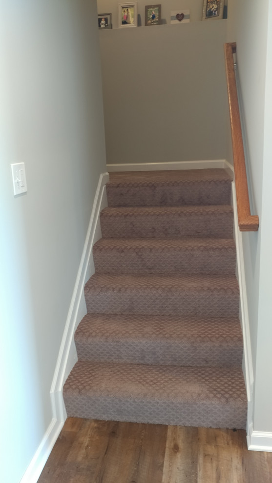 Inspiration for a mid-sized traditional carpeted l-shaped staircase in Baltimore with carpet risers.
