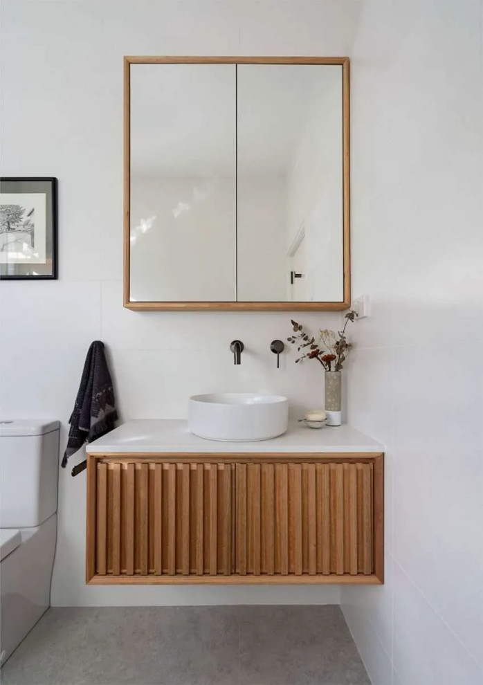 Свежая идея для дизайна: маленькая главная ванная комната в стиле модернизм с фасадами островного типа, накладной ванной, душем над ванной, унитазом-моноблоком, белой плиткой, светлым паркетным полом, настольной раковиной, столешницей из искусственного кварца, душем с распашными дверями, белой столешницей, тумбой под одну раковину, подвесной тумбой, многоуровневым потолком и кирпичными стенами для на участке и в саду - отличное фото интерьера