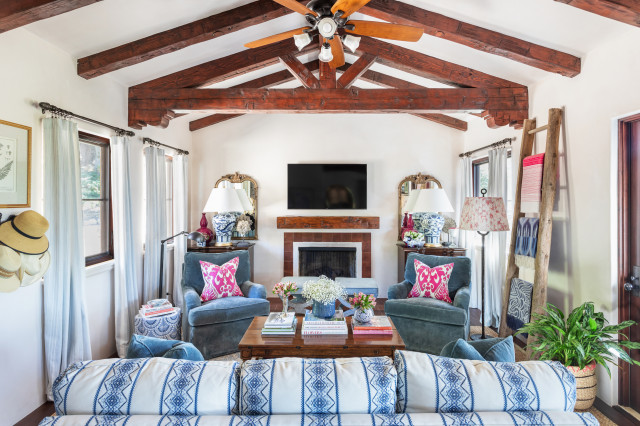 Montecito/Santa Barbara, CA- Traditional charming guest house. medelhavsstil-vardagsrum