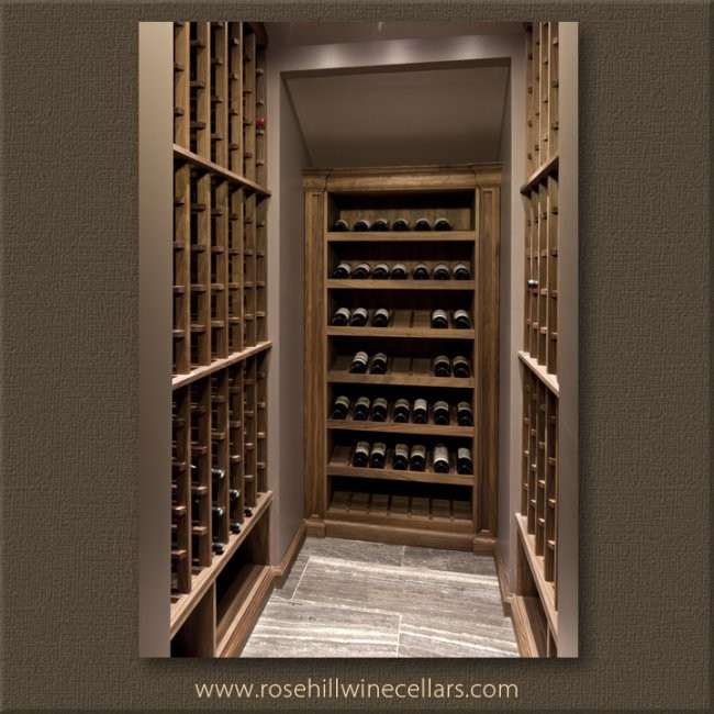 Cette photo montre une cave à vin tendance de taille moyenne.