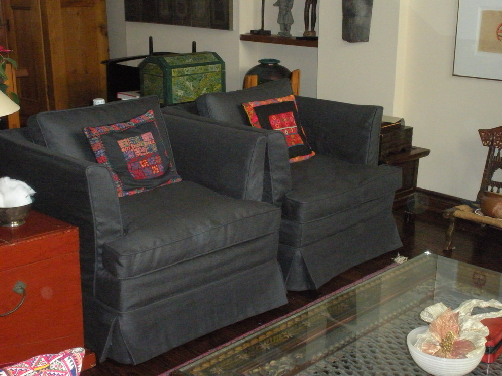 Transitional home design photo in Toronto