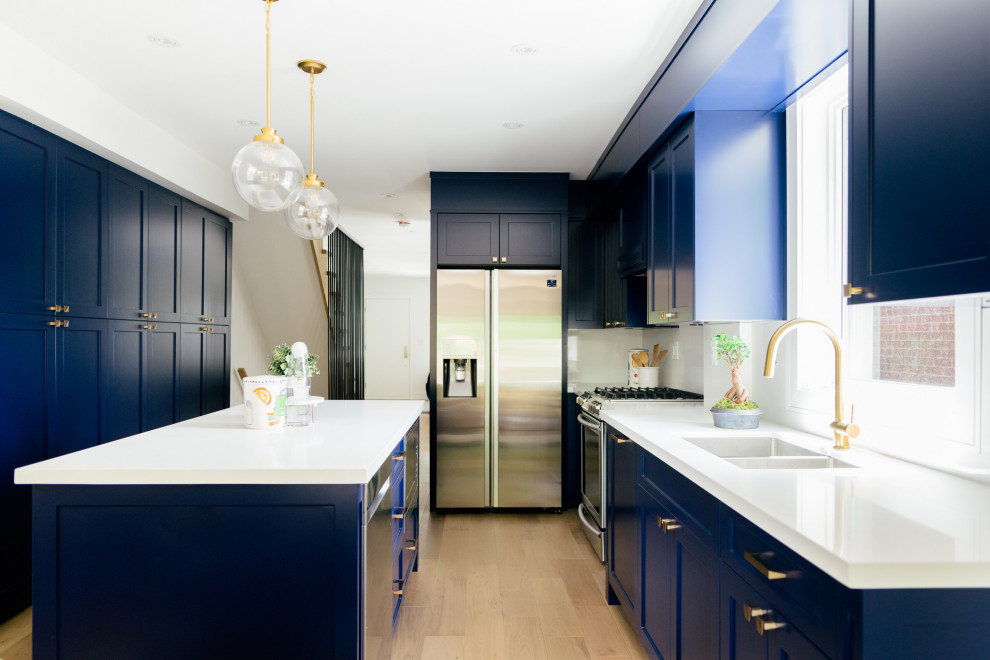 Transitional kitchen photo in Toronto
