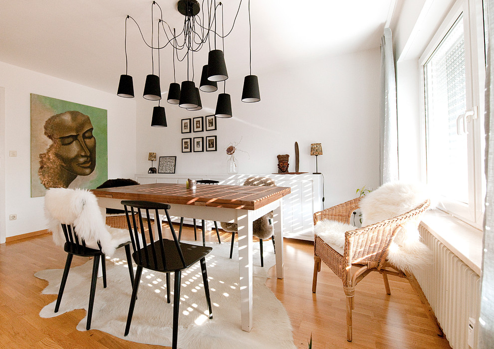 Mittelgroßes Skandinavisches Esszimmer mit weißer Wandfarbe und hellem Holzboden in München