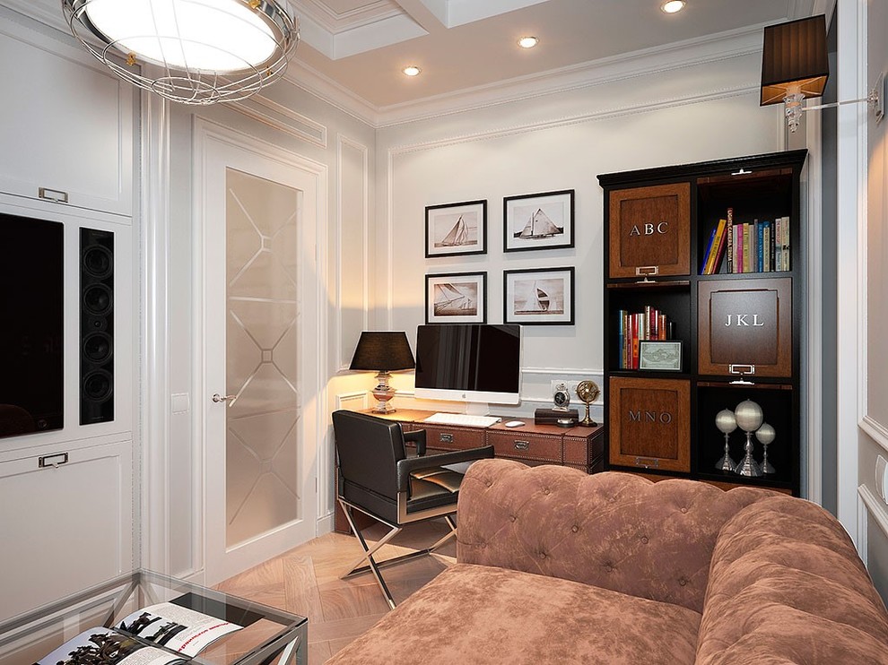 У Ростральных колонн