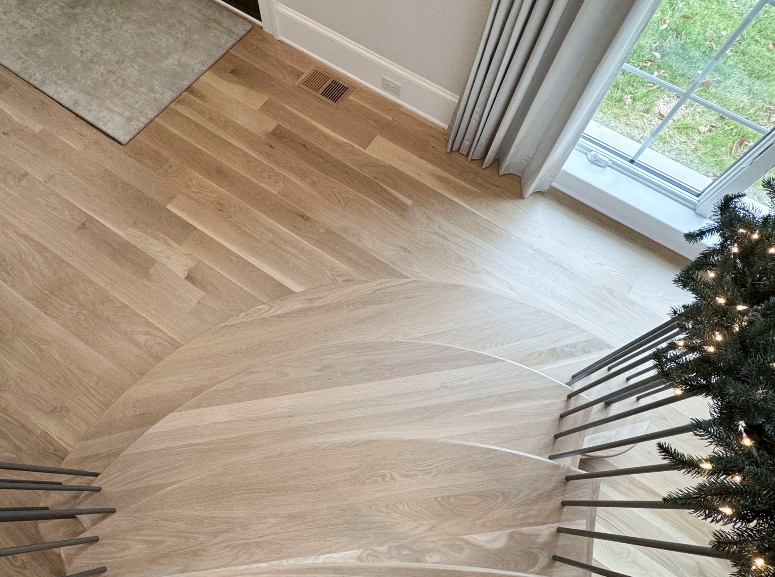 116_Elegant & Eye-catching Curved Staircase, Leesburg VA 20175