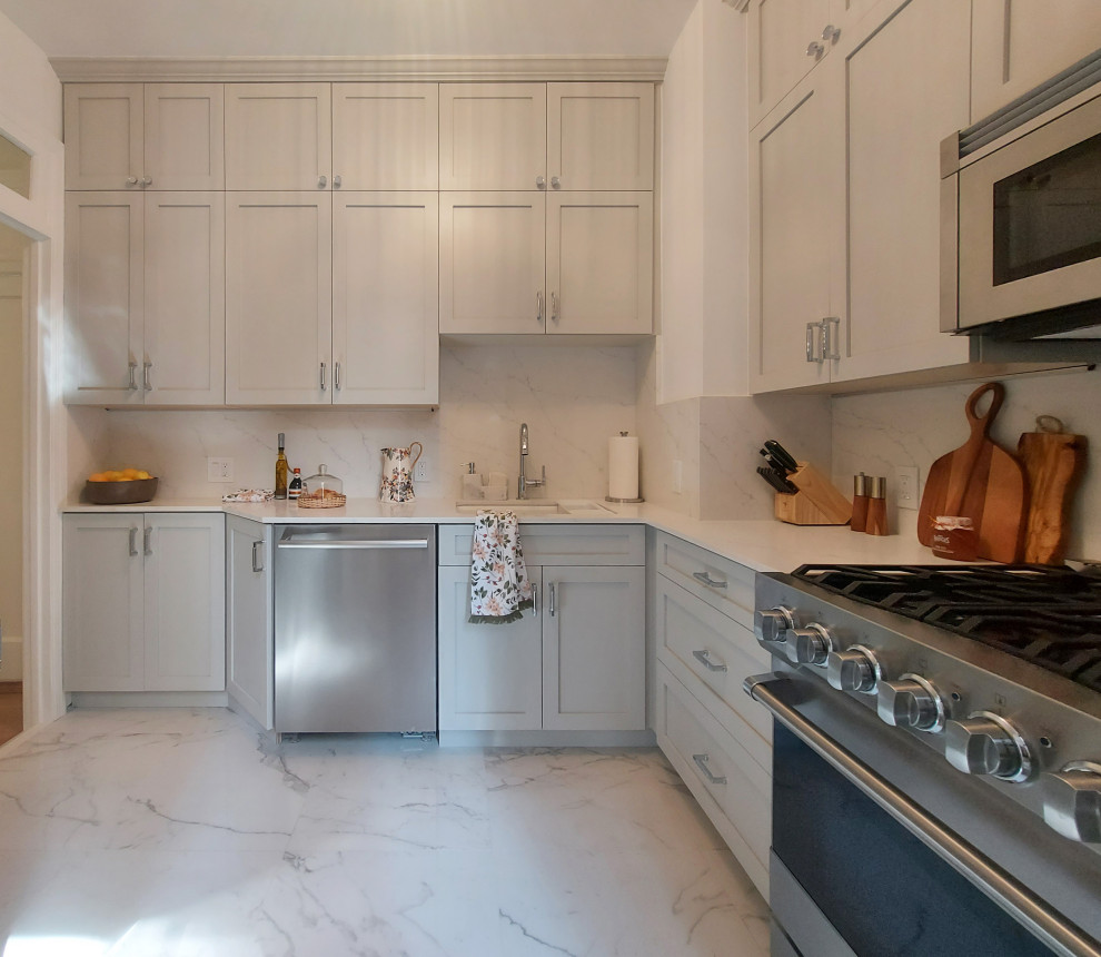 Kitchen - transitional kitchen idea in New York