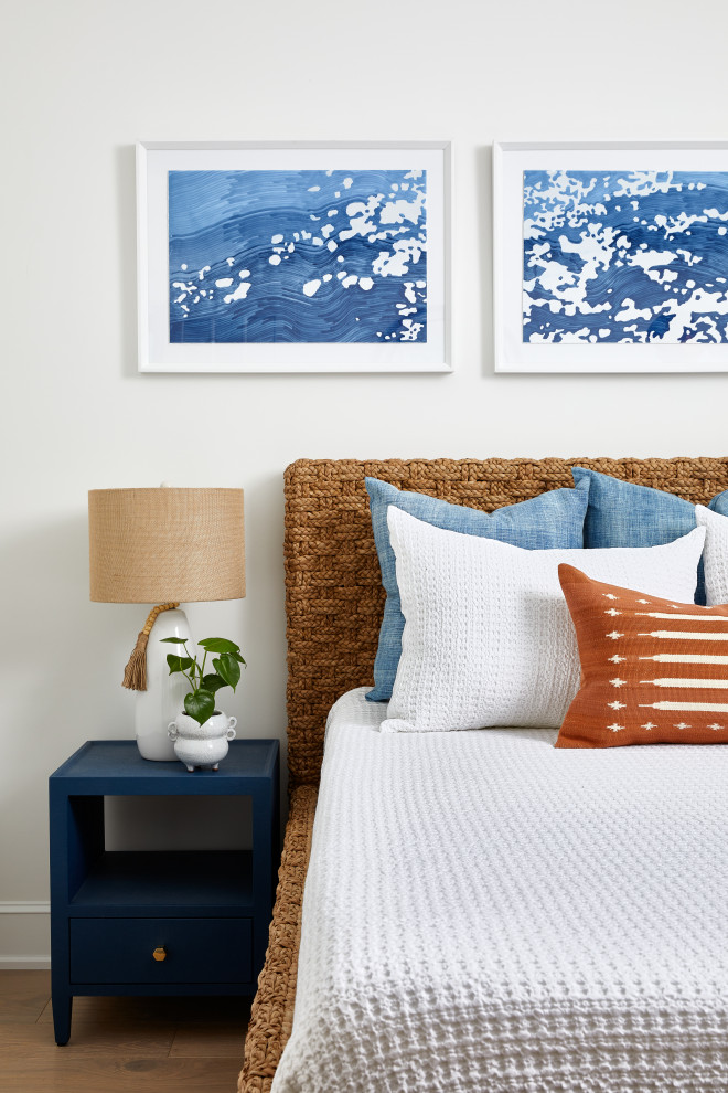 Идея дизайна: маленькая гостевая спальня (комната для гостей) в морском стиле с белыми стенами и светлым паркетным полом для на участке и в саду