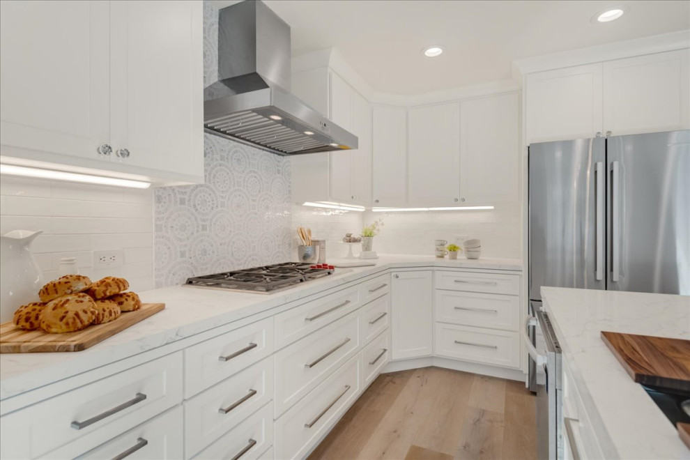 Photo of a mid-sized contemporary kitchen in San Francisco.