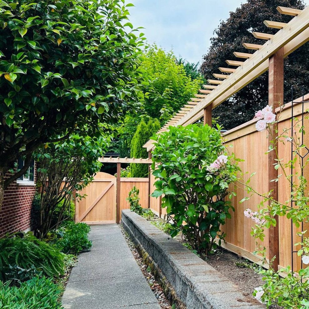 Moderner Garten hinter dem Haus mit Holzzaun in Seattle