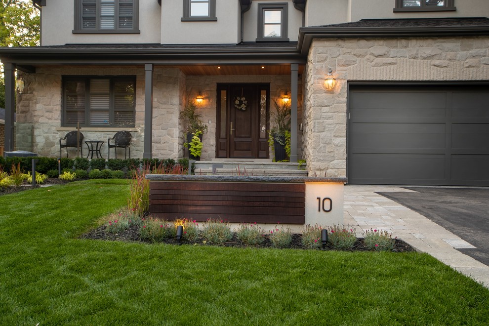 Inspiration for a transitional front yard landscaping in Toronto.