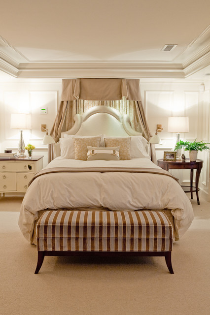 French Inspired Master Suite di-transizione-camera-da-letto