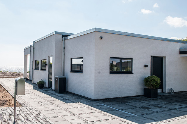 Sommerhus i Funkisstil modern-exterior