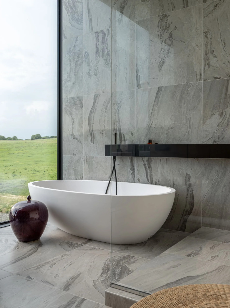 Inspiration för mellanstora moderna en-suite badrum, med öppna hyllor, grå skåp, ett japanskt badkar, en hörndusch, grå kakel, marmorkakel, grå väggar, marmorgolv, marmorbänkskiva, grått golv och med dusch som är öppen