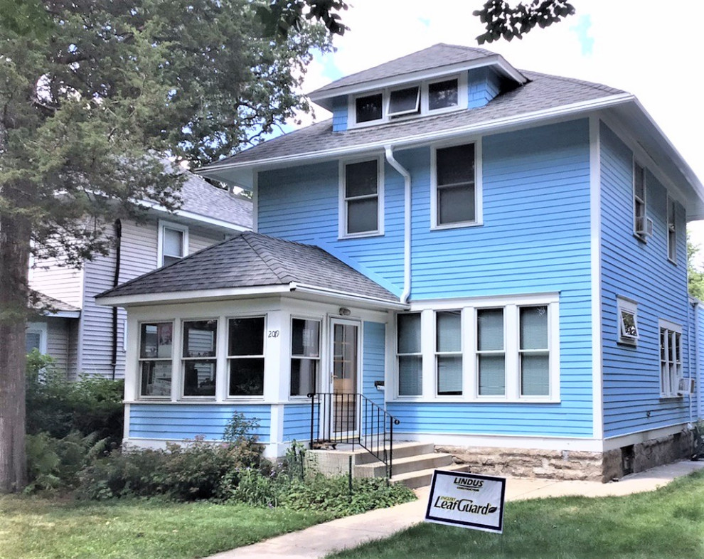 Ejemplo de fachada de casa azul y gris vintage grande de dos plantas con tejado de teja de madera