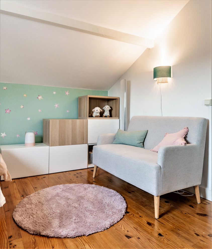 Foto på ett litet flickrum kombinerat med sovrum och för 4-10-åringar, med gröna väggar och ljust trägolv