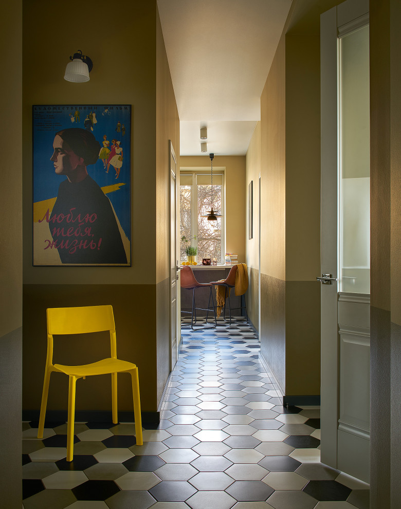 Cette image montre un petit couloir design avec un mur beige, un sol en carrelage de céramique, un sol multicolore, un plafond décaissé et du papier peint.