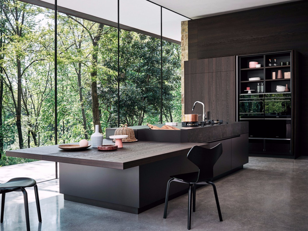 Foto di una grande cucina minimalista con lavello sottopiano, ante lisce, ante in legno bruno, top in quarzo composito e top marrone
