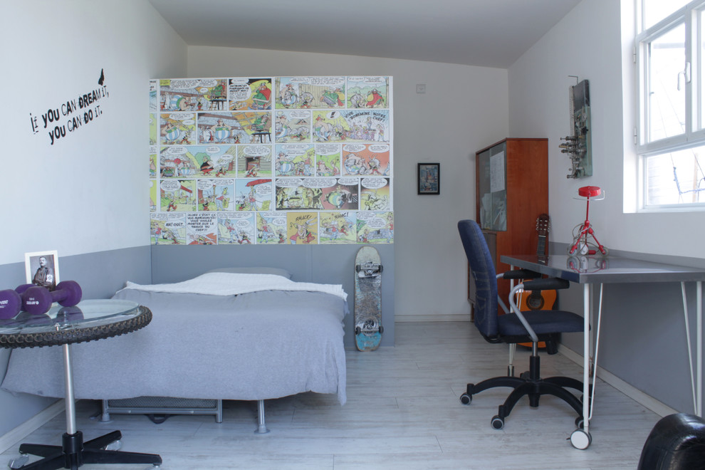 This is an example of an eclectic kids' room for boys in Tel Aviv.
