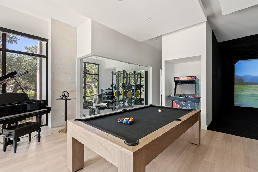 На фото: комната для игр в современном стиле с светлым паркетным полом с