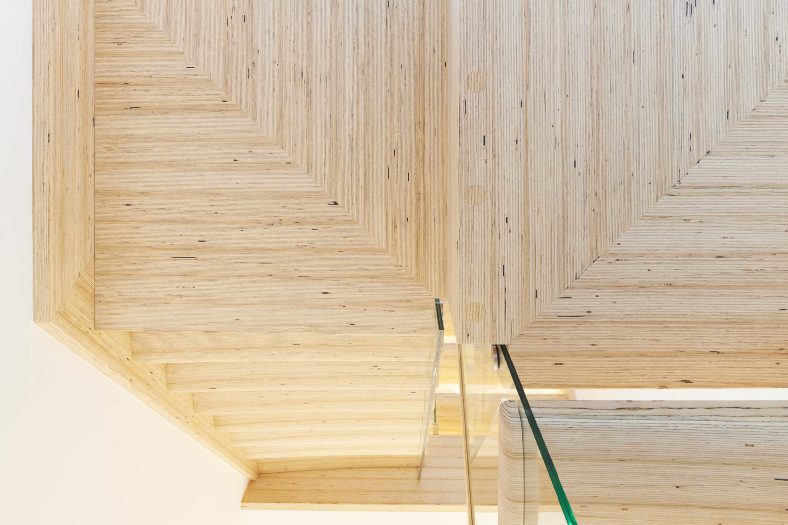 Консольная лестница из БауБухе со стеклянным ограждением