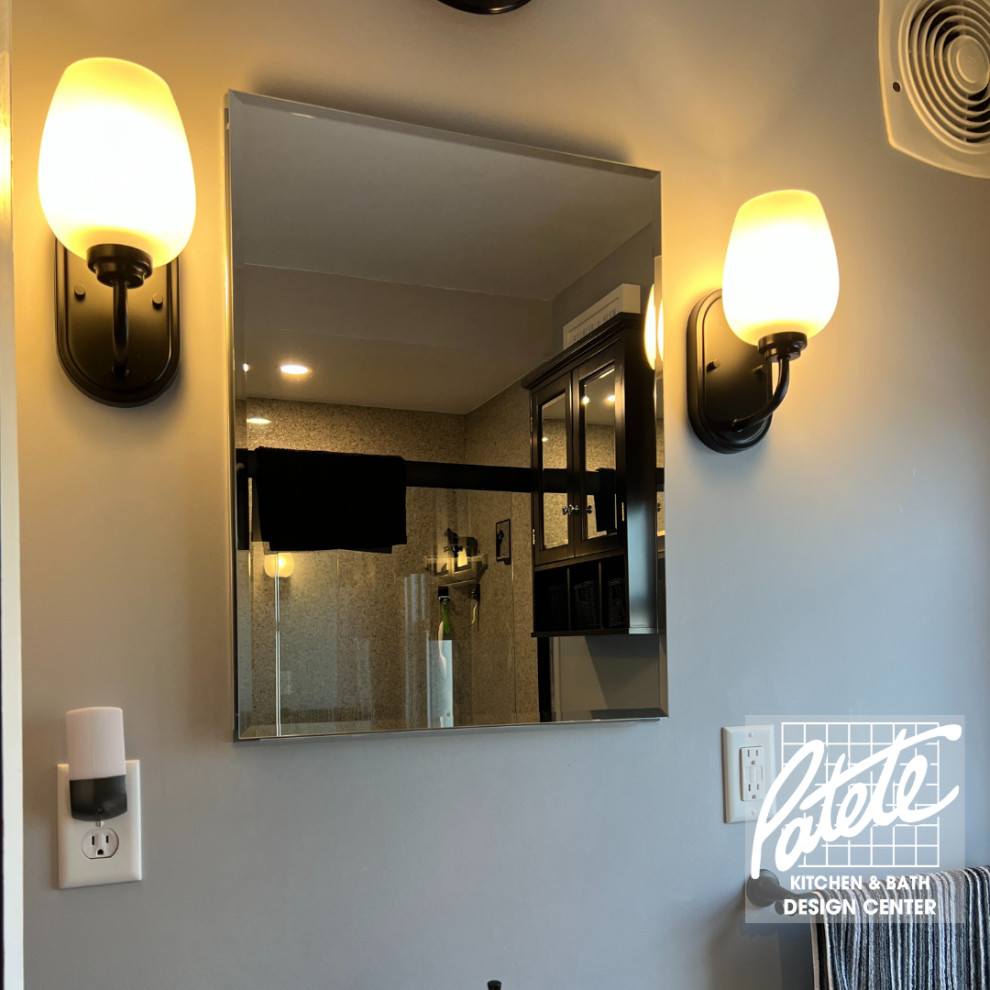 Landhausstil Badezimmer mit grauer Wandfarbe und freistehendem Waschtisch in Sonstige