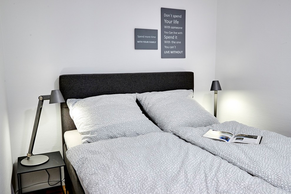 Kleines Modernes Hauptschlafzimmer mit weißer Wandfarbe, Vinylboden und beigem Boden in Hamburg