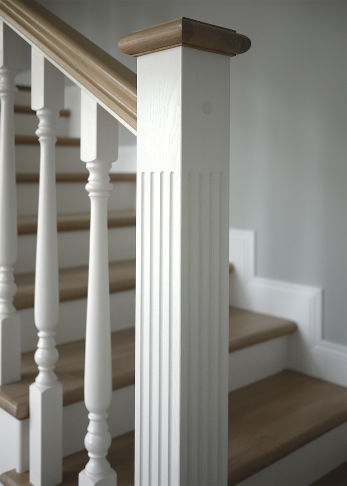 Свежая идея для дизайна: угловая деревянная лестница среднего размера с деревянными ступенями - отличное фото интерьера