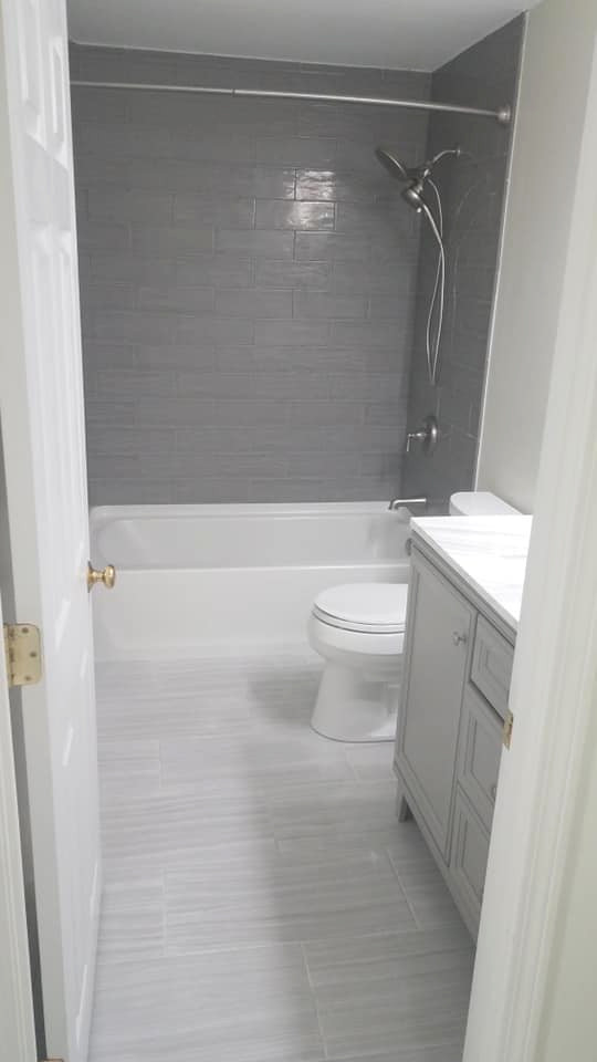 Immagine di una stanza da bagno chic di medie dimensioni con ante grigie, vasca/doccia, WC monopezzo, piastrelle grigie, piastrelle di vetro, lavabo sottopiano, top in marmo, doccia aperta, top multicolore e un lavabo