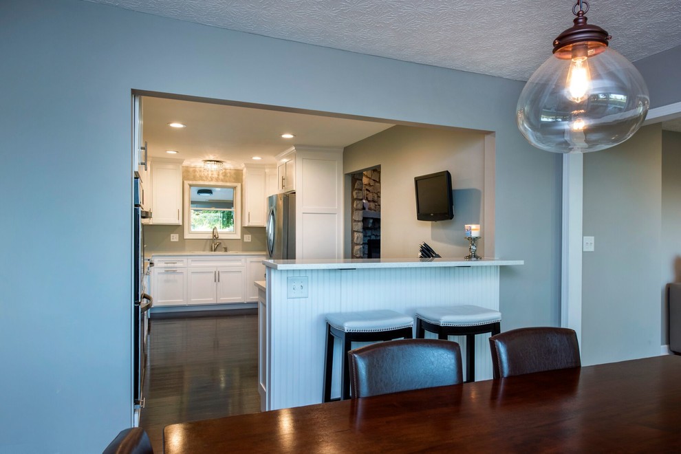 Kitchen - transitional kitchen idea in Columbus