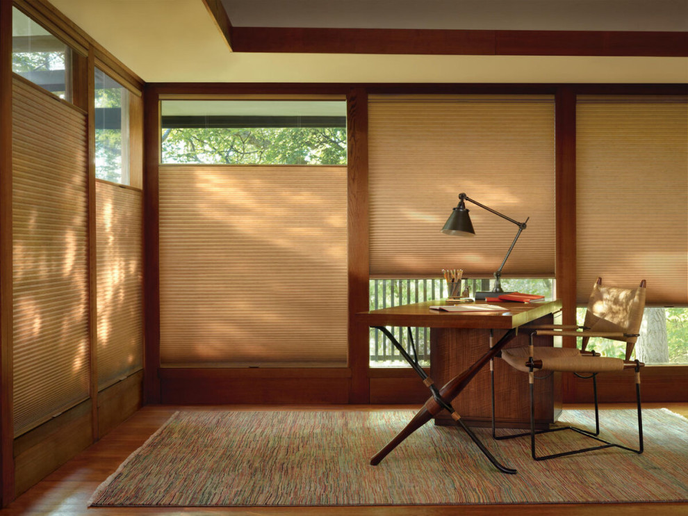 Foto di uno studio american style con pareti marroni, pavimento in legno massello medio, scrivania autoportante, pavimento marrone e soffitto ribassato