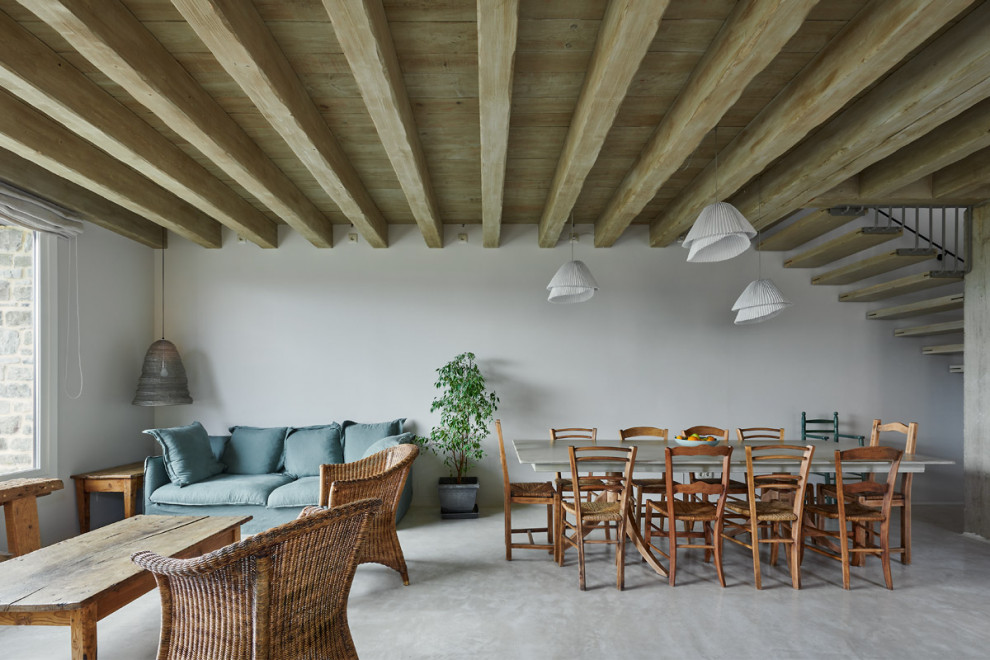 Offenes Landhaus Wohnzimmer mit weißer Wandfarbe, TV-Wand, beigem Boden und Holzdecke in Sonstige