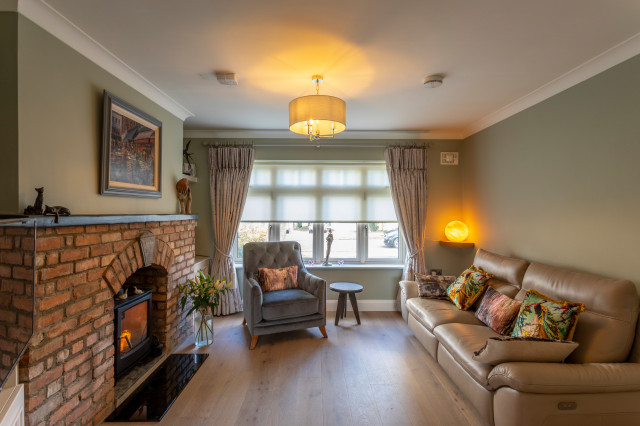 Cosy living room with a stone fireplace amerikansk-southwestern-vardagsrum
