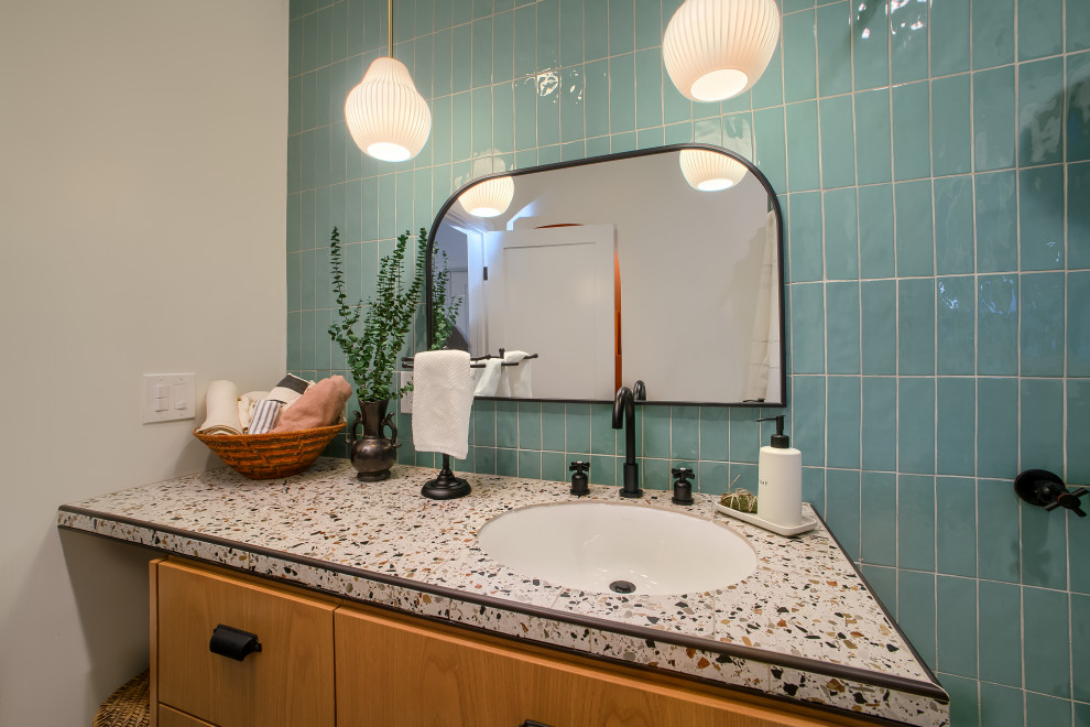 Immagine di una stanza da bagno bohémian con piastrelle verdi, piastrelle diamantate, top alla veneziana, top multicolore e un lavabo
