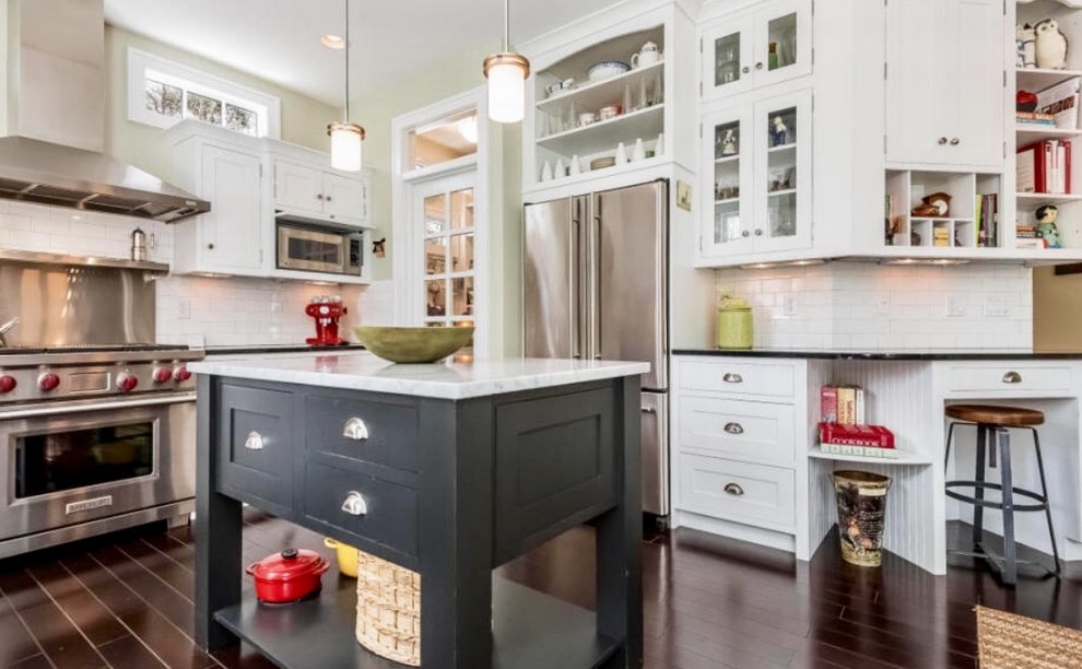 Transitional kitchen photo in Chicago