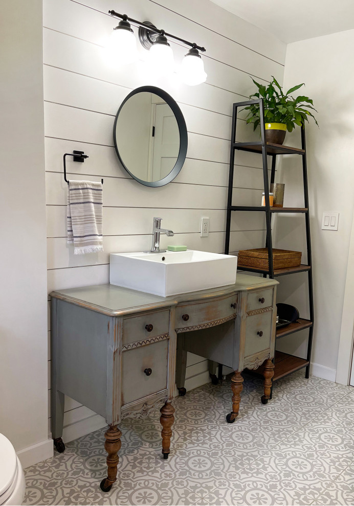 Ejemplo de cuarto de baño único y de pie contemporáneo de tamaño medio con armarios tipo mueble, puertas de armario con efecto envejecido y baldosas y/o azulejos blancos