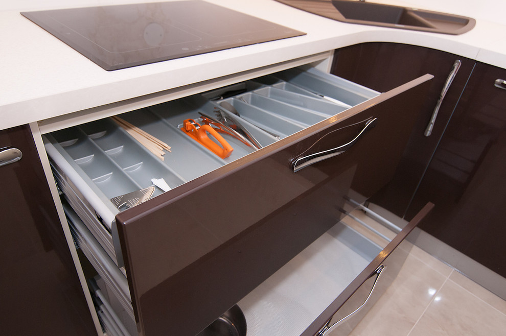 Кухня с фасадами темно-шоколадного цвета