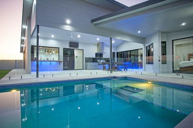 Angular Abode moderne-pool