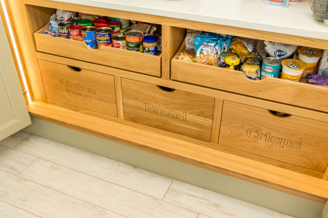 French Grey Kitchen with Custom Pantry landstil-koekken