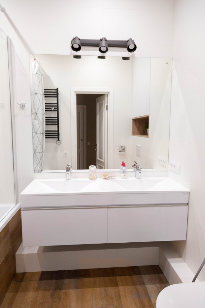 Ванная с белой плиткой и под дерево