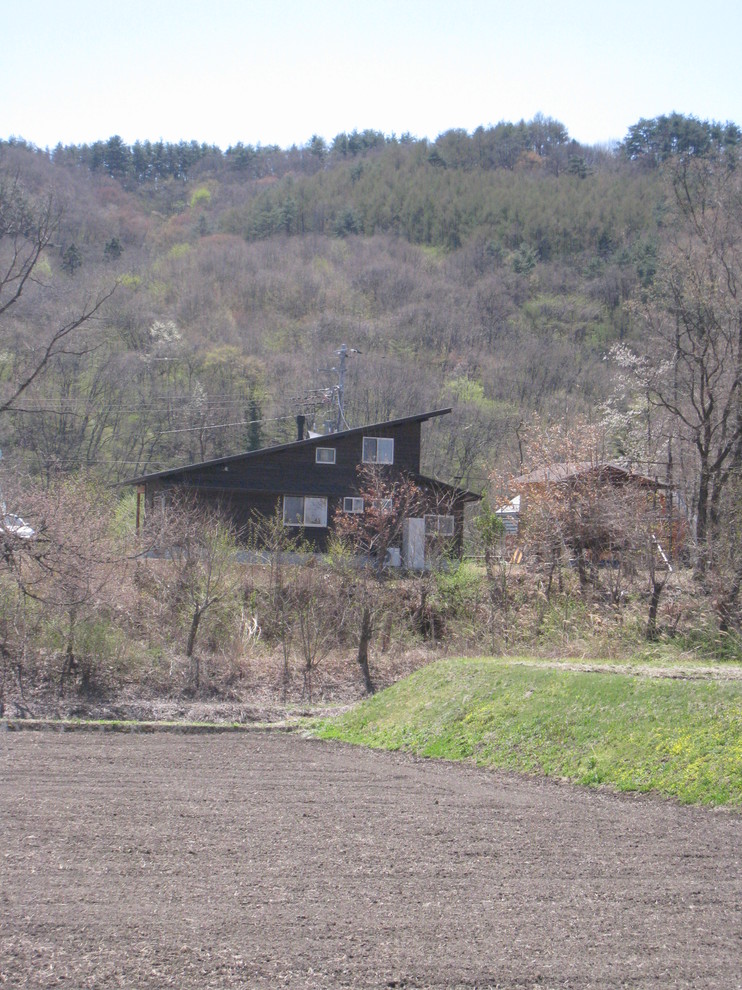 他の地域にある小さな和風のおしゃれな二階建ての家の写真