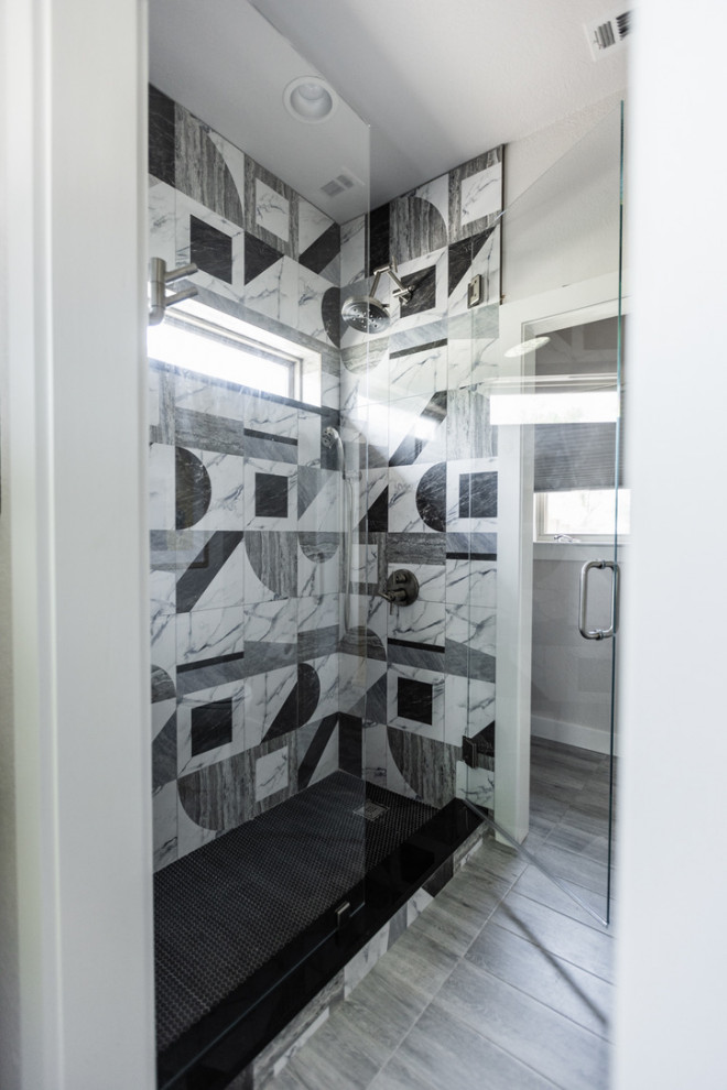 Idee per una piccola stanza da bagno moderna con piastrelle in gres porcellanato e porta doccia scorrevole