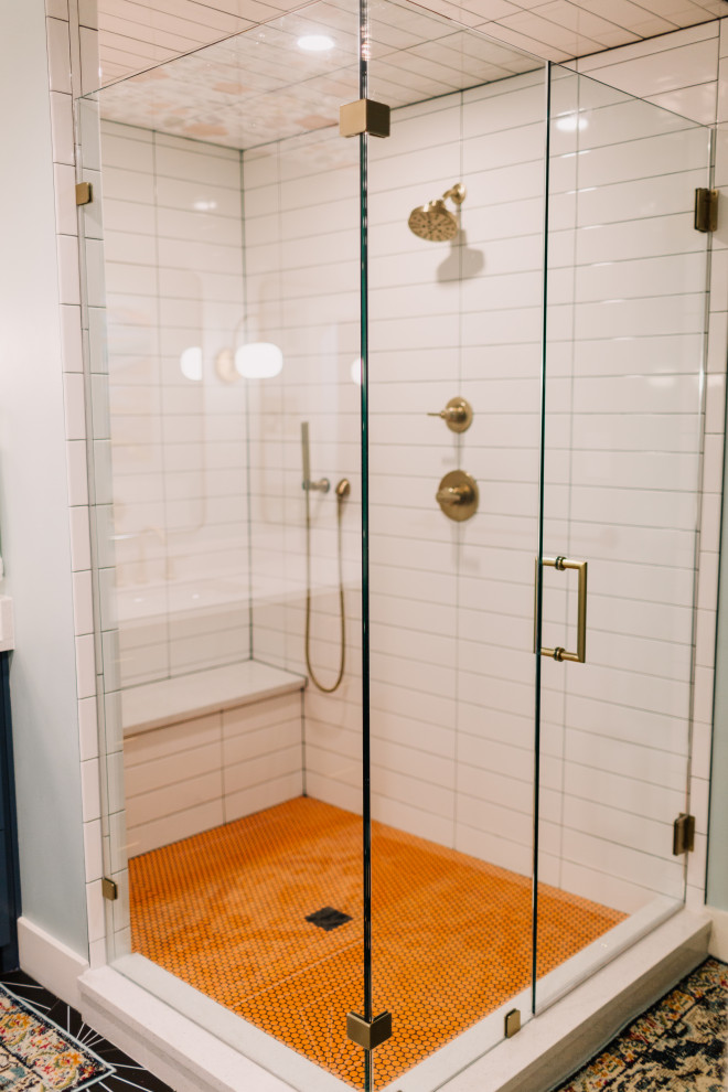 Cette photo montre une salle de bain éclectique avec une douche d'angle, un mur blanc, un sol orange et une cabine de douche à porte battante.
