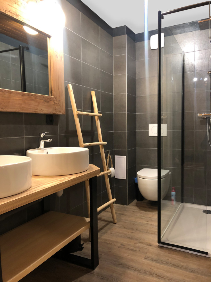 Inspiration för ett mellanstort rustikt badrum, med en kantlös dusch, en vägghängd toalettstol, grå kakel, ett fristående handfat och dusch med gångjärnsdörr